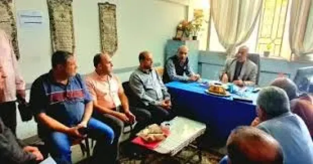 جانب من اجتماعات إحدى الفرق
