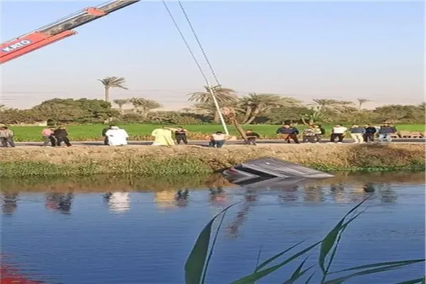 صور من انتشال اثار سقوط سيارة