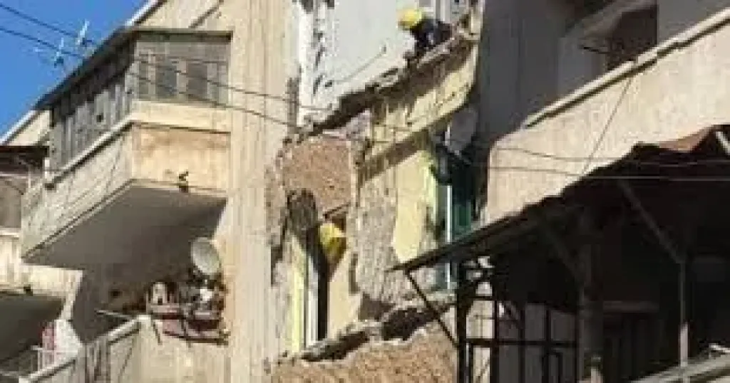 انهيار ثلاث شرفات بعقار