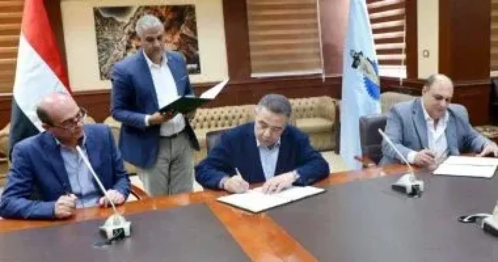 جانب من التوقيع 