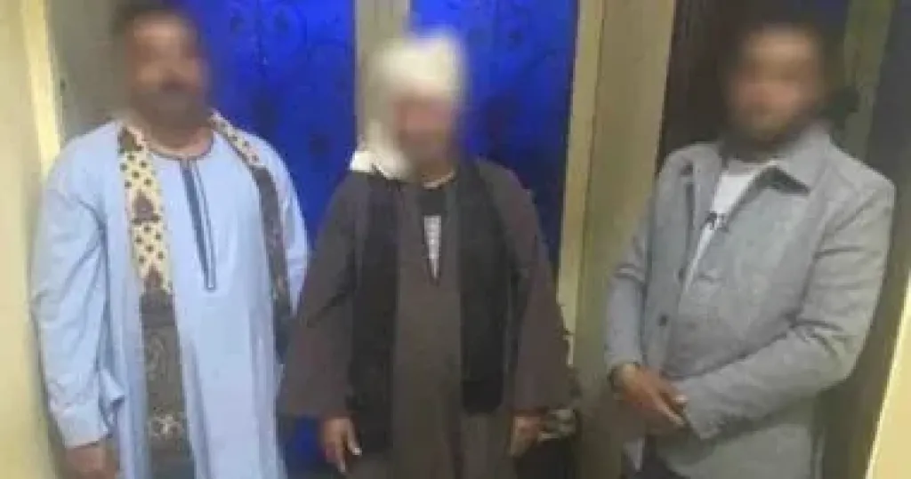 المتهمون عقب ضبطهم