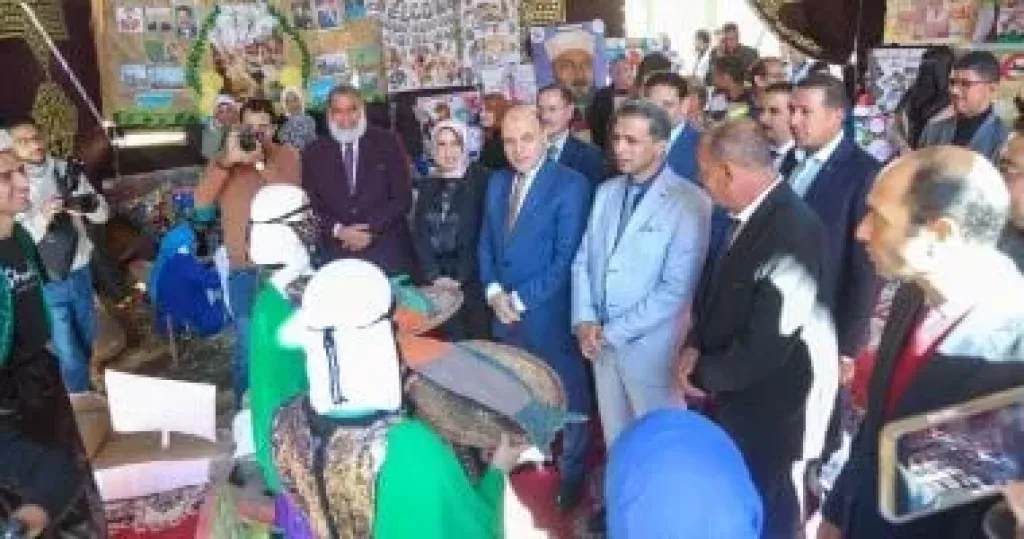 محافظ كفرالشيخ يتفقد معرض الأنشطة