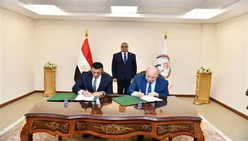 وزير الانتاج الحربي يشهد مراسم توقيع عقد للتعاون المشترك في مجال التصنيع العسكري