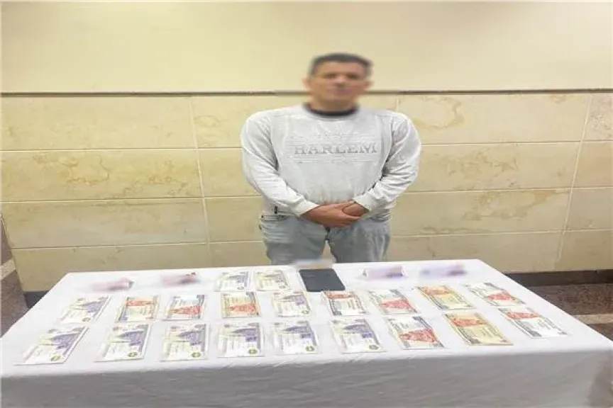 المتهم وامامه المضبوطات