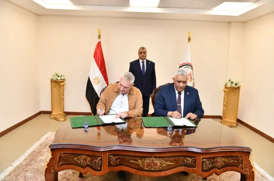 جانب من توقيع عقد التعاون 