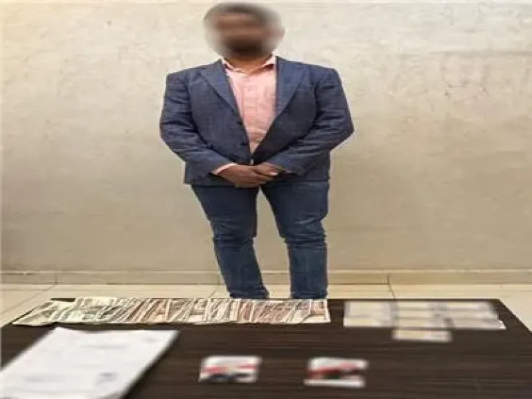 المتهم وامامه المضبوطات