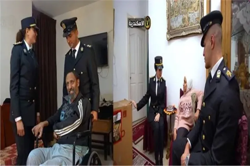 رجال الشرطة أثناء تقديم الدعم لذوي الهمم