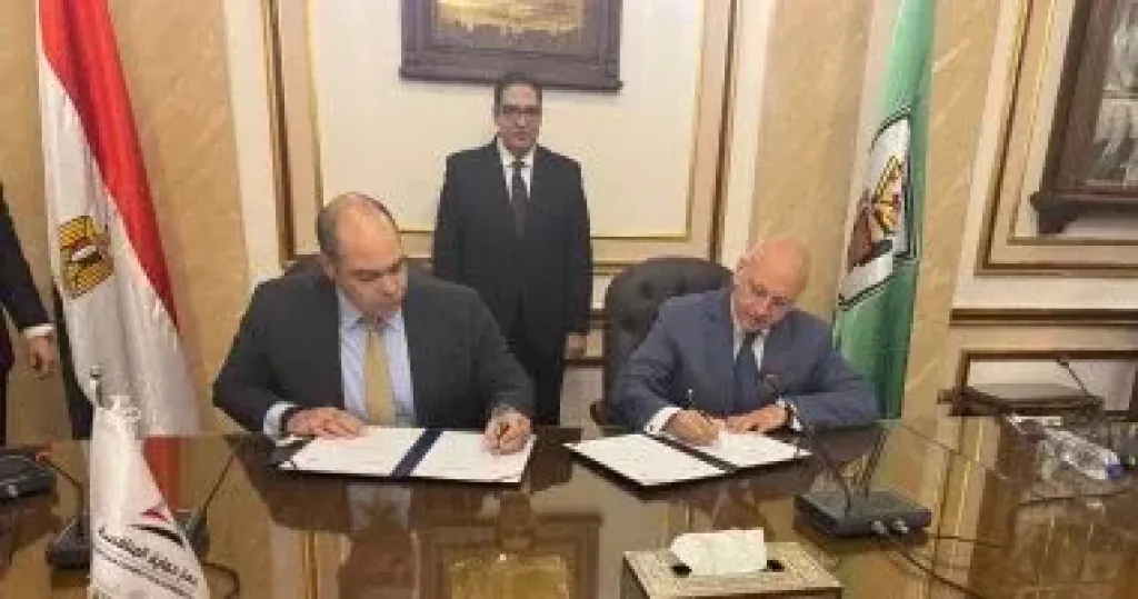 جانب من التوقيع 