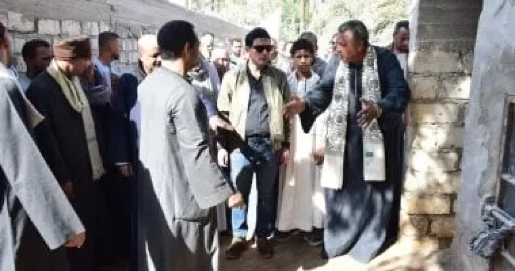 نائب محافظ سوهاج مع أهالى الأحايوة