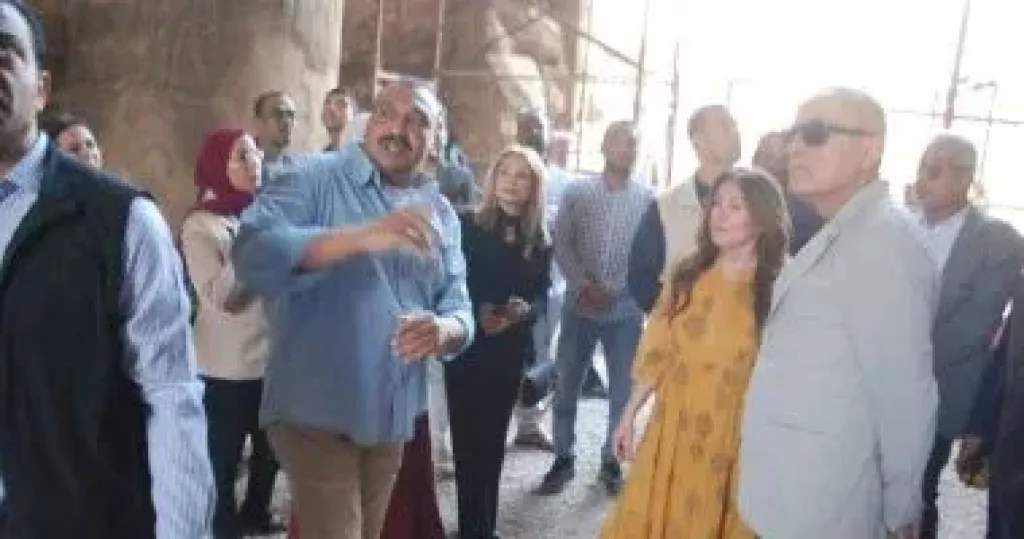 السفيرة تستمتع لشرح حول تطوير معبد خنوم التاريخي