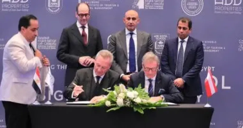 جانب من التوقيع 