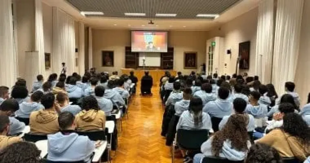 البابا تواضروس الثانى يلتقى شباب "ميلانو" بمحاضرة حول الحفاظ على إيمان نيقية