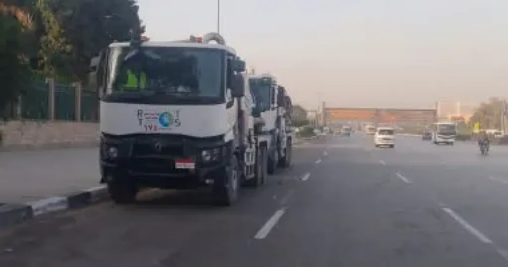 انتشار معدات شفط مياه الأمطار بشوارع القاهرة