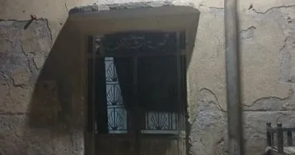 التنقيب عن الآثار داخل مكتب صحة بقنا