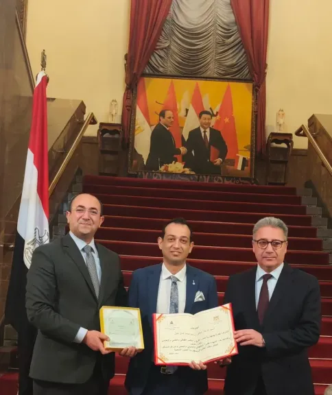 عالم مصرى يحصل درع التميز العلمى من دولة الصين 