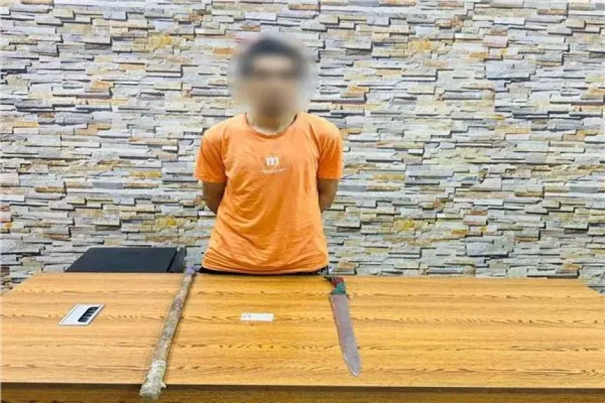 المتهم وامامه المضبوطات
