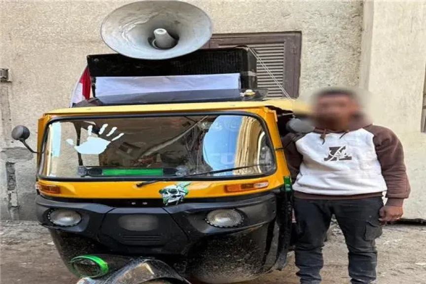 المتهم وبحوزته مركبة “توك توك” مزودة بمكبر صوت