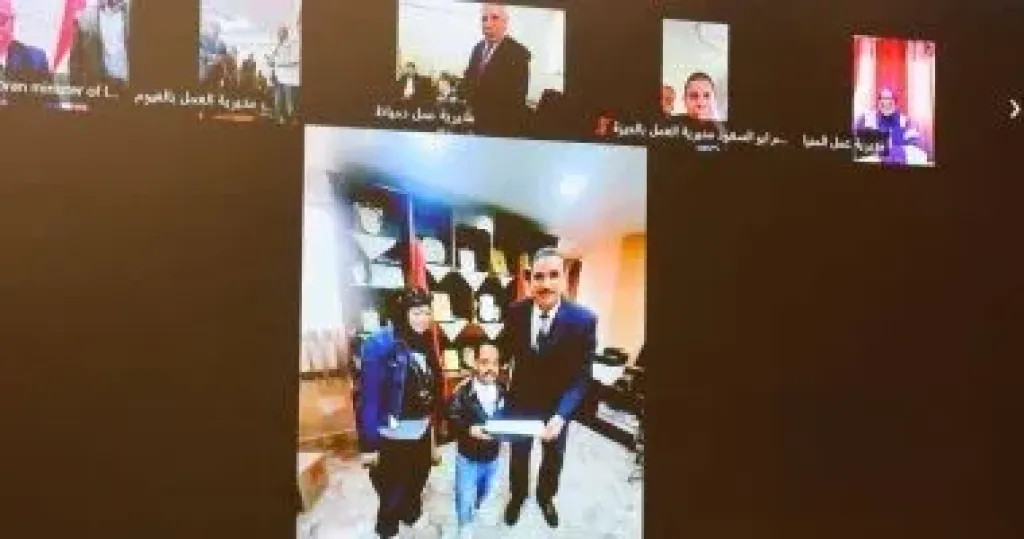 تسليم 405 عقد عمل لذوي همم
