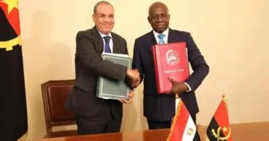 جانب من التوقيع 