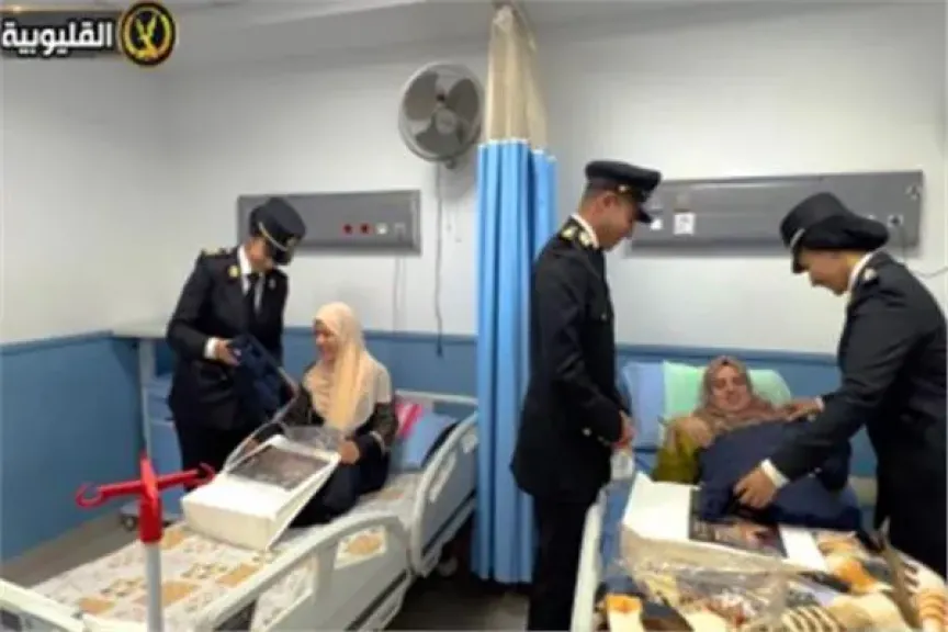 رجال الشرطة أثناء توزيع الهدايا