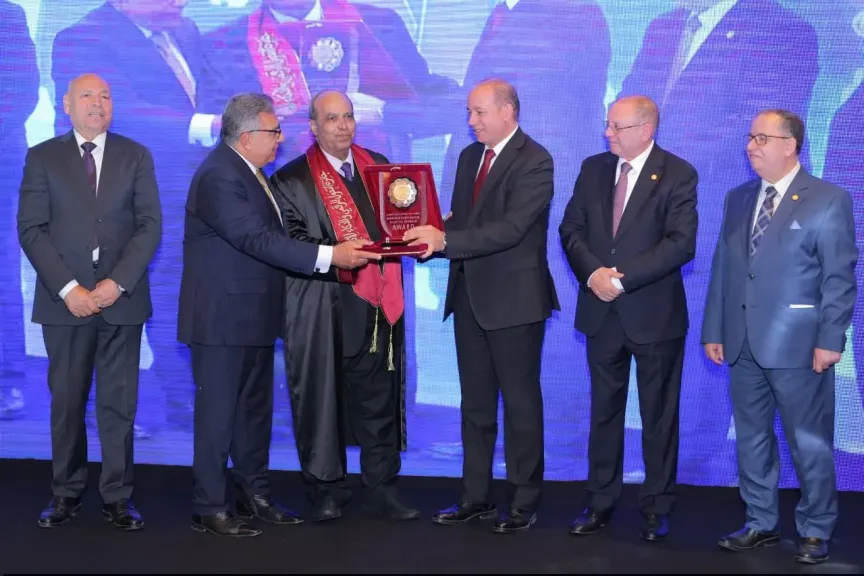 رئيس جامعة يقدم التهنئه 