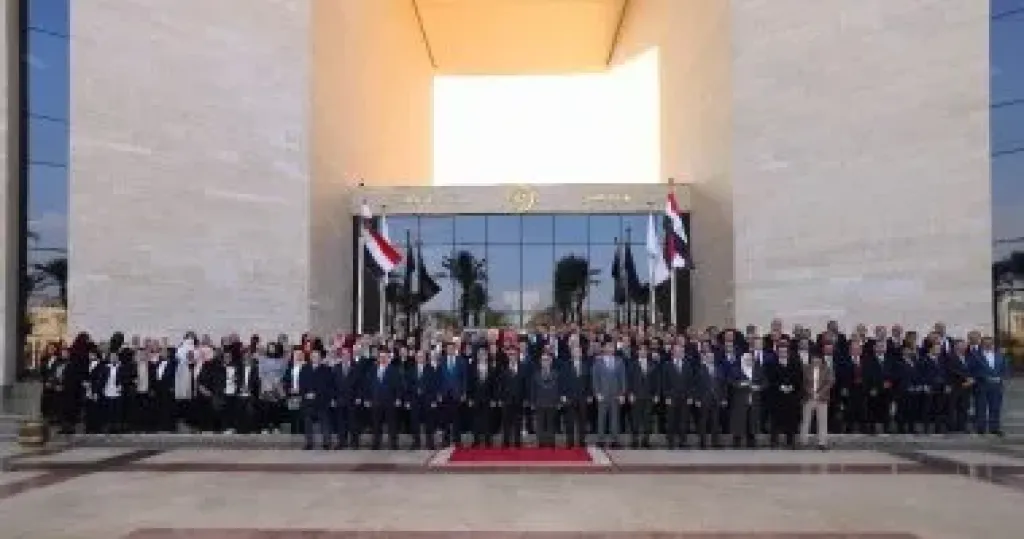 صورة تذكارية للقانونين الجدد مع وزير العدل عقب اداء اليمين القانونى