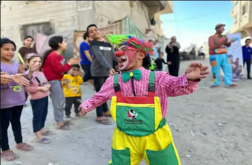 بلياتشو غزة .. حكاية إنسان يبتسم في وجه الموت من أجل الأطفال