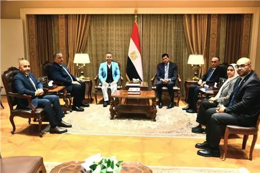 اجتماع وزير الرياضة مع البطل البارالمبي شريف عثمان 
