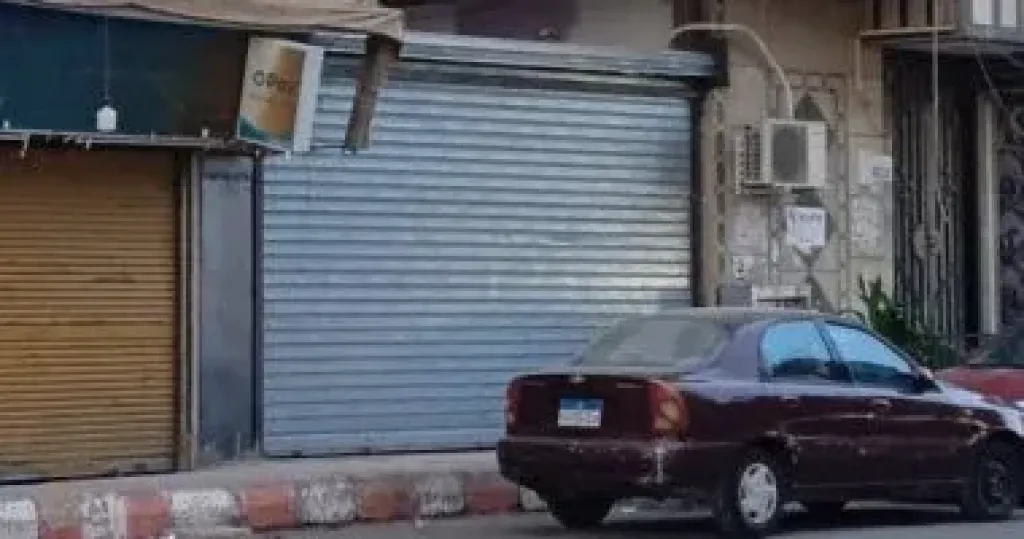 مظهر حالة التعدي وإغلاق الشارع المقدر بـ6 أمتار بواسطة باب جرار