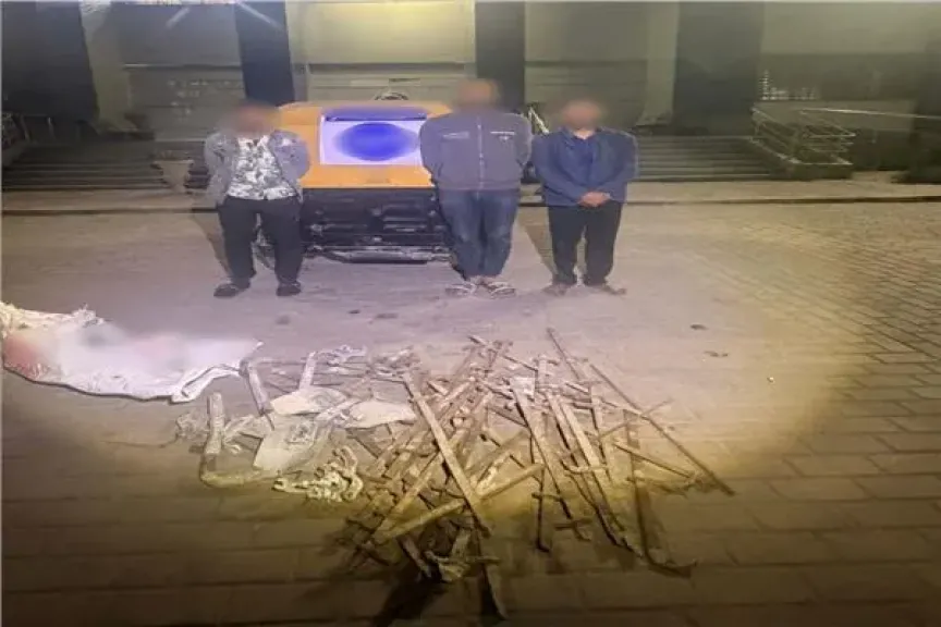 المتهمين وامامهم المضبوطات