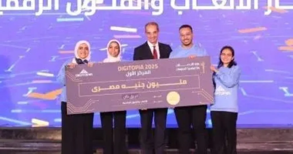 وزير الاتصالات مع طلاب كلية الفنون التطبيقية جامعة العاصمة