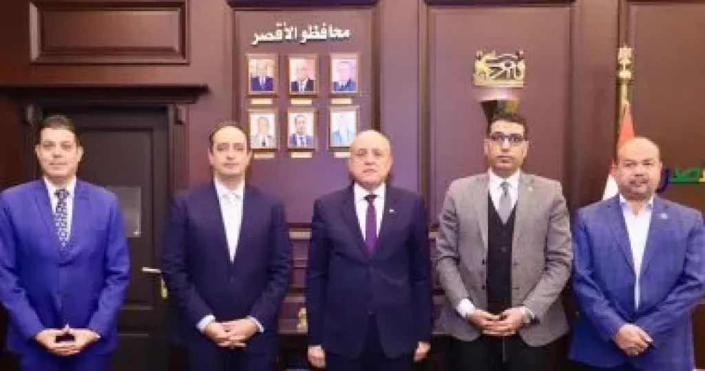الدكتور عمرو عثمان مدير صندوق مكافحة الإدمان مع المهندس عبدالمطلب عمارة محافظ الأقصر