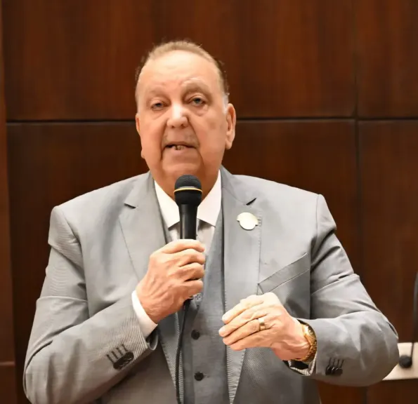 الدكتور نبيل دعبس