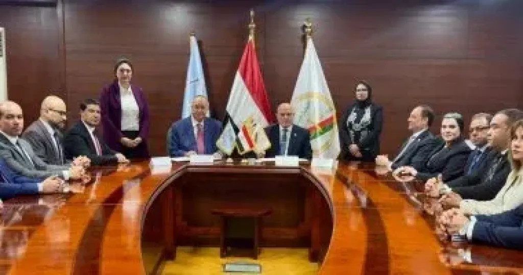 جانب من التوقيع 