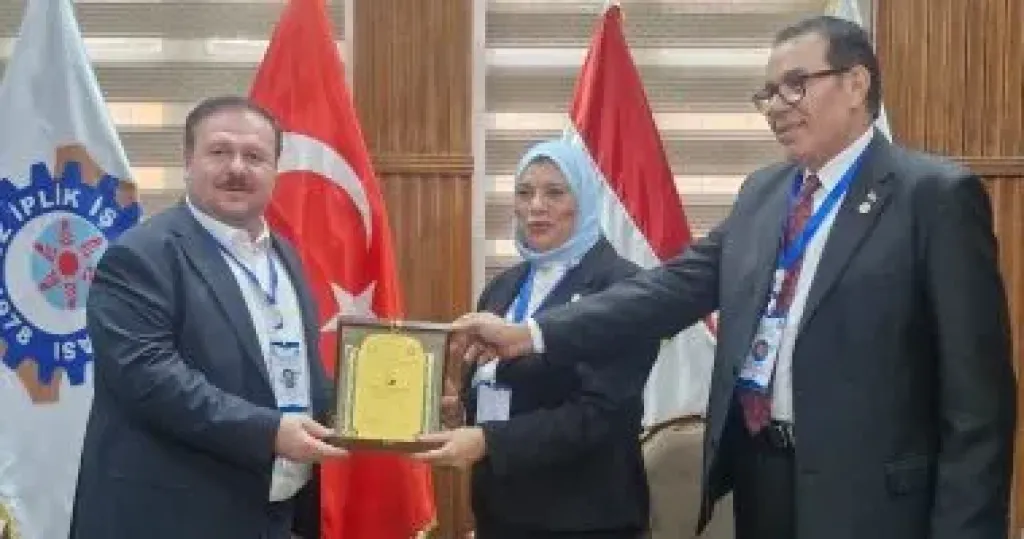 نقابتا الغزل والنسيج بمصر وتركيا تتبادلان التكريمات
