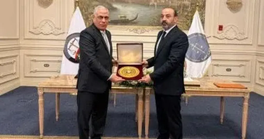 جانب من التوقيع 