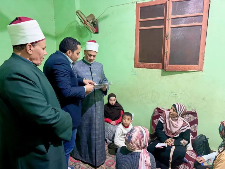 وكيل  أوقاف بني سويف يتفقد كتابًا لتحفيظ القرآن الكريم 