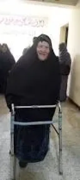 عجوز تخطت 70 عاما تدلى بصوتهاة