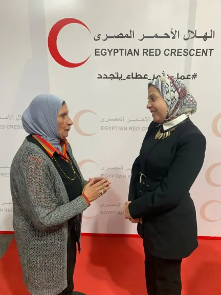الزميلة فاطمة الدالي مع الدكتورة آمال إمام