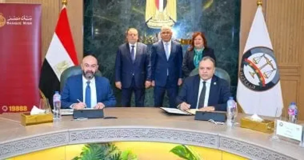 جانب من التوقيع 