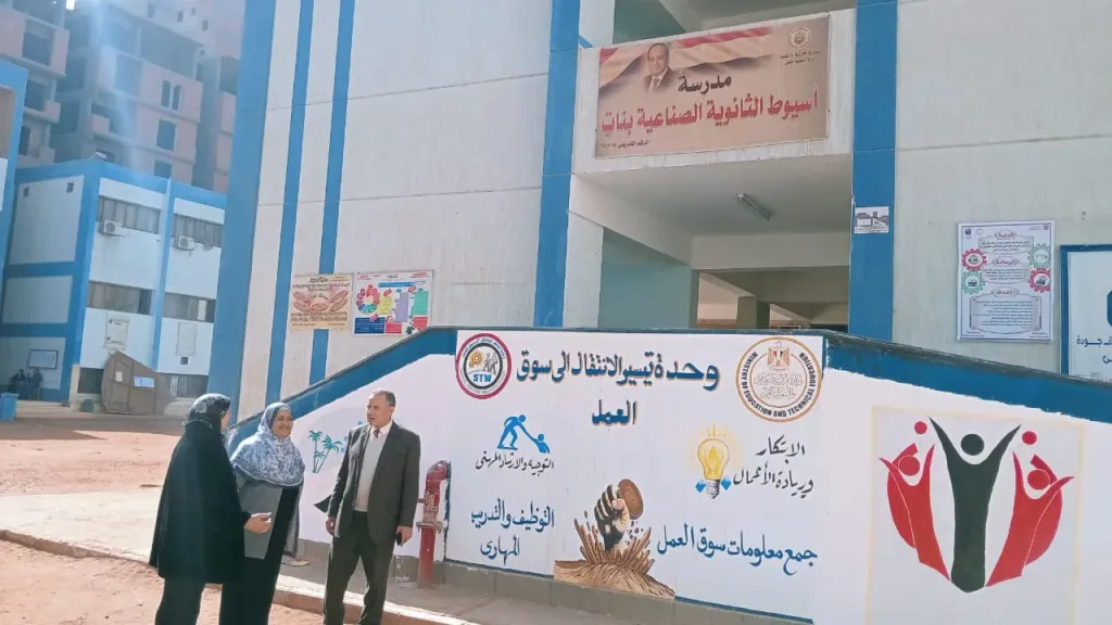 جانب من متابعه 