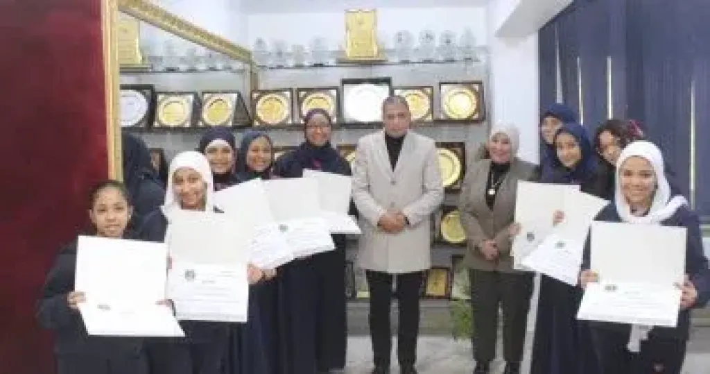 مدير تعليم الجيزة يكرم الطلاب المنتظمين فى الحضور