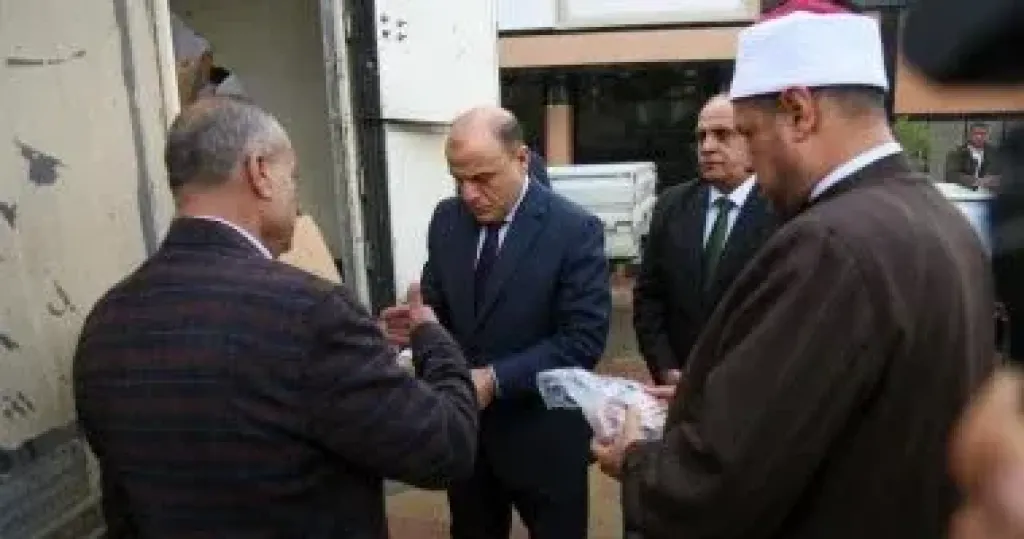 محافظ كفر الشيخ يتابع توزيع لحوم الأضاحي