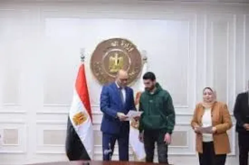 وزير العمل يُسلم دفعة جديدة من عقود العمل
