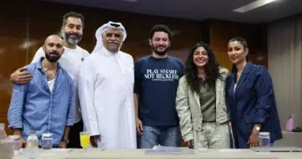 المخرج محمد سلامة مع فريق عمل مسلسل وحوش