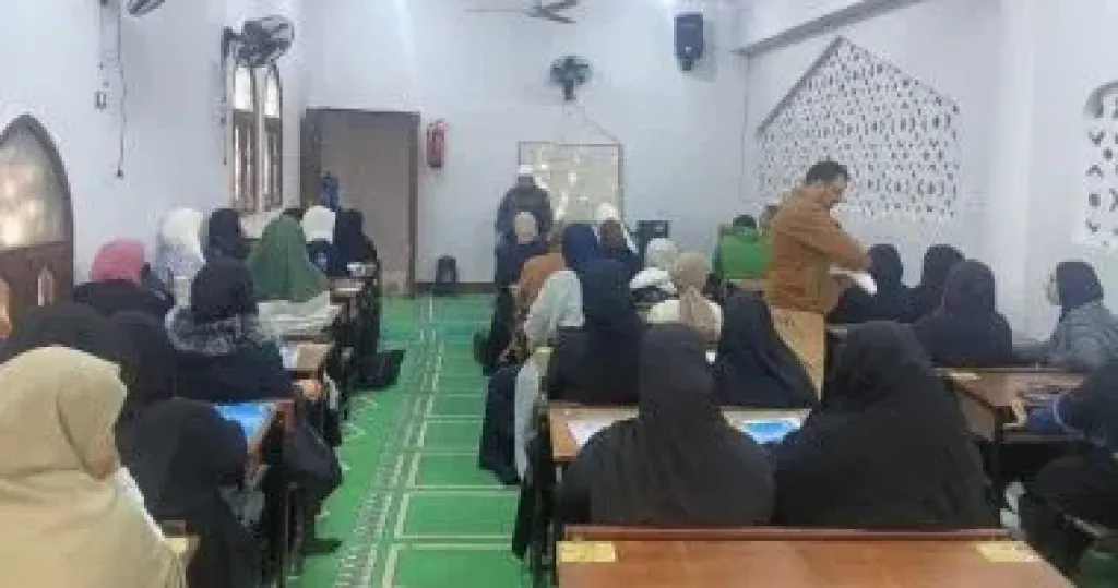توزيع الكتب الدراسية مجانا لطلاب مراكز إعداد المحفظين والمراكز الثقافية