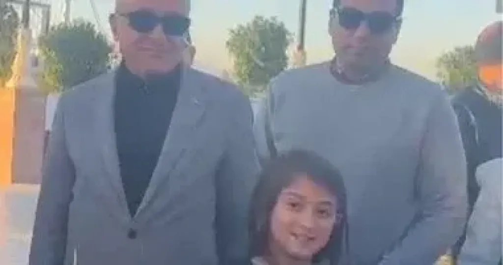   لقاء ودي مع سائح وابنته الصغيرة