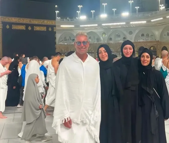 تامر هجرس و زوجته و بناته