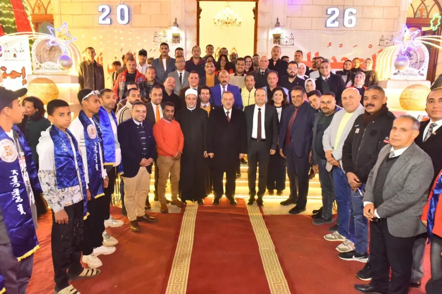 محافظ اثناء التهنئه الاقباط 