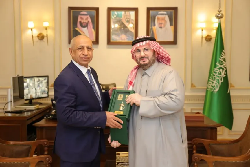 القنصل السعودي مع رئيس الأكاديمية البحرية